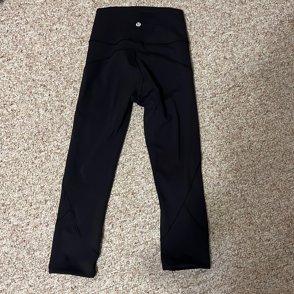 Black Lululemon cropped leggings